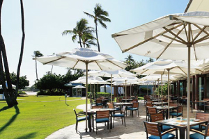 【プルメリアビーチハウス】ホテル内の海が見えるレストラン「プルメリアビーチハウス」心地よいオープンエアのレストランでは特に朝食のビュッフェが大人気。