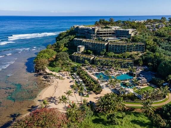 【リゾート全景】崖を利用したホテルの造りで、お部屋から美しい海と山々を見渡せます。ホテル前のビーチはサーフィンをする人も。