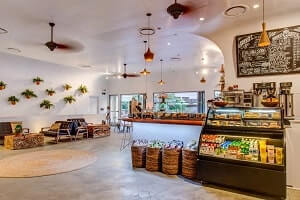 【ハワイアン・アロマ・カフェ】ロビーにあるオシャレなカフェ。コナコーヒーやアサイボウルなどで一息ついてみては。