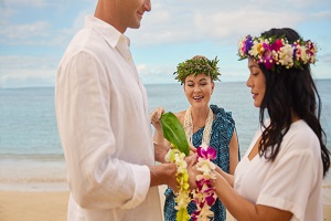 【バウリニューアル】海辺で愛を誓いあう、結婚記念日にお勧めのハワイ式のセレモニーは週二回行われています。（要予約）