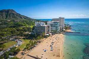 【カイマナビーチ】ホテルはカピオラニ公園とカイマナビーチの間にあり、ハワイの自然を感じられる立地。ビーチチェアや自転車のレンタルもあります（現地申し込み、数に限りがあります）