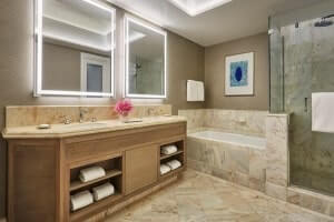 【バスルーム】深めのバスタブとダブルシンクが使いやすく、大理石張りで優雅なバスルーム。