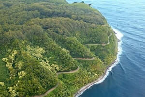 【マウイ島ハナへの道】マウイ島の秘境、ハナへ続くくねくね道。途中には絶景や車1台しか通れないような細い橋が。その先に広がるのは緑豊かで素朴で温かみがある天国のハナと呼ばれる街。時間を忘れて過ごしたいとっておきの地です。