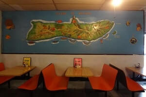 【モロカイ島カネミツベーカリー】フラ発祥の地と言われるモロカイ島はハワイ本来の姿が残る自然あふれる島。中心部のカウナカカイにある「カネミツベーカリー」はホットブレッドが有名。お店の中にはノスタルジックな飲食スペースも。