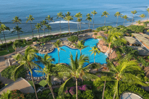 【オーシャンフロントからの眺め】リゾート感溢れるホテル施設とカアナパリビーチ、天気が良い日はラナイ島を望むことができます