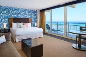 【パノラニックオーシャンフロント】真っ青な海が窓一面に広がるリゾート気分を盛り上げてくれるお部屋。