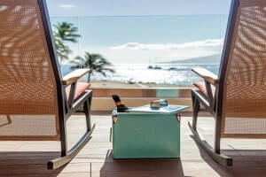 【サンドバー】カアナパリビーチと天気が良い日はラナイ島を望む絶景を見渡すことができるバー。シェラトンマウイに宿泊したらぜひ利用したいバーです。