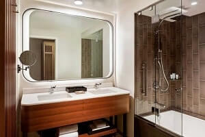【バスルーム】シンプルながらも使いやすいバスルームと洗面台