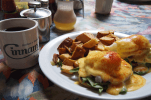 人気レストラン、シナモンズでの朝食の一例。