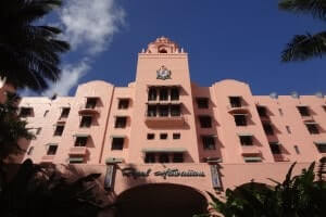 太平洋のピンクパレスと呼ばれる歴史あるロイヤルハワイアンホテル。青い海と空に映えるピンク色の美しいホテルです。