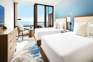 【ハレプナワイキキ】明るく清潔感溢れるお部屋。便利な立地で動きやすいのも魅力的。8階にはインフィニティプールもあるのでホテルでリラックスする時間もぜひ欲しいところ。