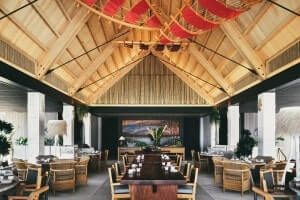 【Moana restaurantの内装】解放感のある高い天井が印象的。海を見ながらお食事をお楽しみください。