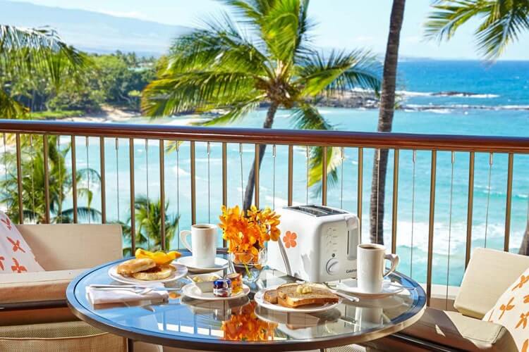 マウナケアビーチホテル テラスで海を眺めながら朝食