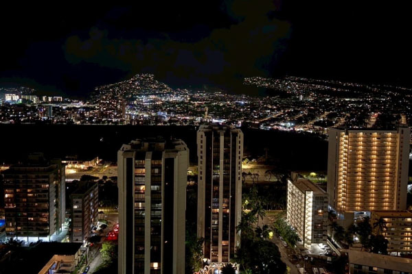 ワイキキサンセット山側のお部屋からの夜景